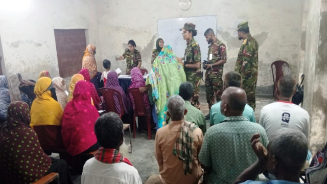 জয়পুরহাটে সেনাবাহিনীর বিনামূল্যে চিকিৎসাসেবা ও ঔষধ সামগ্রী বিতরণ