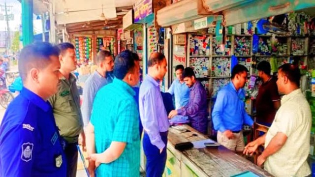 ওষুধের দোকানে অভিযান চালিয়ে জরিমানা