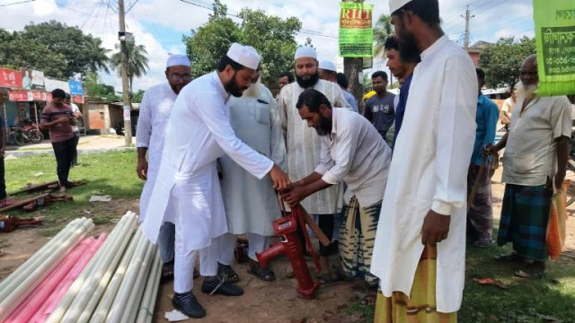 বিশুদ্ধ পানির চাহিদা পুরনের লক্ষে ১৩০টি টিউবওয়েল বিতরণ করেন মোঃ মতিউর রহমান
