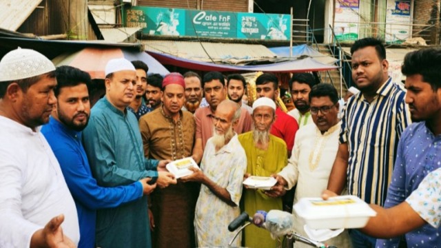 নন্দীগ্রামে হাজারও মানুষের মাঝে ছাত্রদলের ইফতার বিতরণ