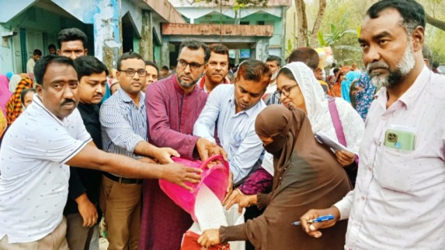 নন্দীগ্রামে বুড়ইল ইউনিয়নে ভিজিএফের চাল বিতরণ