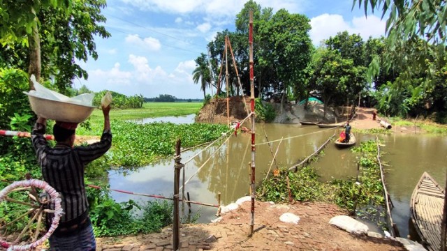 আত্রাইয়ে ব্রিজের নির্মাণ কাজে ধীরগতি,দুর্ভোগে এলাকাবাসী