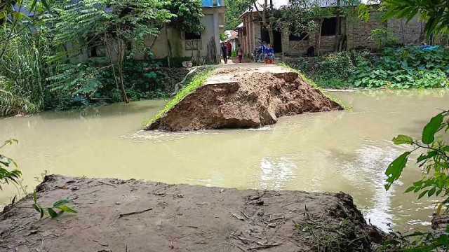 নওগাঁর তালপাতিলা বেড়িবাঁধ ভেঙে গেল লোকালয়ে ঢুকছে পানি