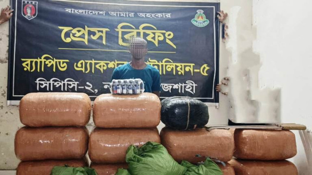 নওগাঁর মান্দা গাঁজা ফেন্সিডিল ও দেশীয় অস্ত্র মাদক ব্যবসায়ী গ্রেফতার