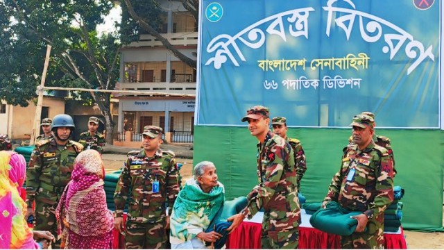 পীরগঞ্জে শীতার্তদের মাঝে সেনাবাহিনী’র কম্বল বিতরণ