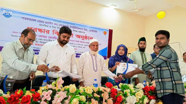 ধামইরহাটে ৪০ মেধাবী শিক্ষার্থীকে সম্মাননা ক্রেস্ট ও সনদ বিতরণে শিক্ষাঙ্গনে উৎসবমুখর পরিবেশ