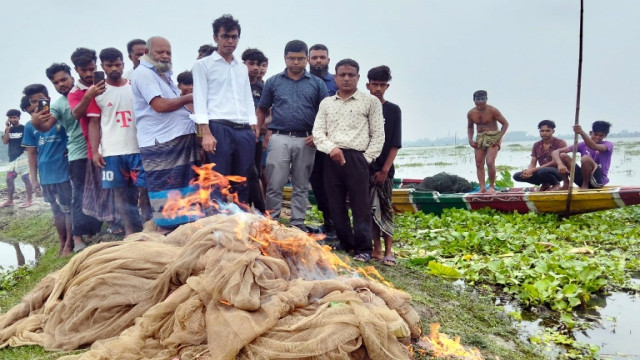 রাণীনগরে লক্ষাধীক টাকার রিং ও ভাদাই জাল আটক করে ভস্মিভূত