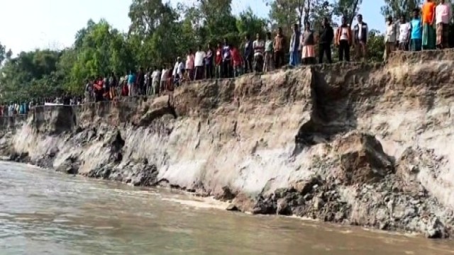 সুন্দরগঞ্জে তিস্তা নদীর ভাঙন রক্ষার দাবীতে মানববন্ধন