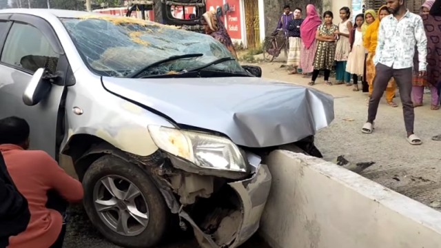 বগুড়ায় প্রাইভেট কার নিয়ন্ত্রণ হারিয়ে নিহত ২