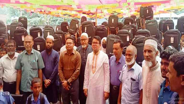 সাদুল্লাপুরে স্কুলব্যাগ পেয়ে উচ্ছ্বসিত ৪ শতাধিক শিশু শিক্ষার্থী