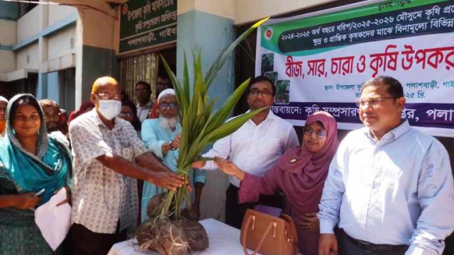 পলাশবাড়ীতে ২৫০ জন কৃষকদের মাঝে ১২৫০ টি নারিকেল গাছের চারা বিতরণ