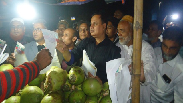 কাহালুর মুরইলে রাষ্ট্র কাঠামো মোরমতের ৩১ দফার  লিফলেট বিতরণ করলেন সাবেক এম পি মোশারফ হোসেন 