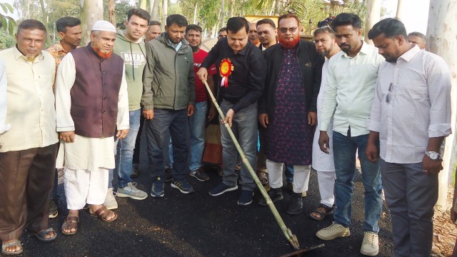 কাহালুর জামগ্রাম ইউনিয়নে কার্পেটিং রাস্তার উদ্বোধন করলেন সাবেক এম পি মোশারফ হোসেন