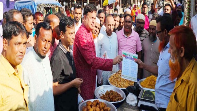 কাহালুর জামগ্রামে রাষ্ট্র কাঠামো মোরমতের ৩১ দফার লিফলেট বিতরণ করলেন সাবেক এম পি মোশারফ হোসেন 