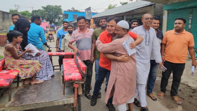 কাহালুর কাজীপাড়া বাজারে ৩১ দফার লিফলেট  বিতরণ করলেন সাবেক এম পি মোশারফ হোসেন 