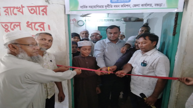কাহালুর লোহাজাল দাখিল মাদ্রাসায় সততা স্টোর উদ্বোধন 