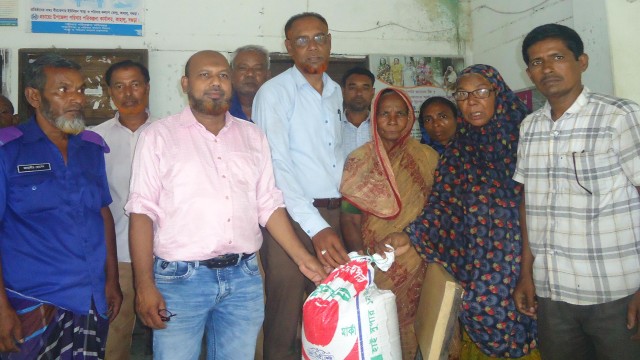 কাহালুর বীরকেদার ইউনিয়নে  ভিজিএফ এর  চাল বিতরণ 