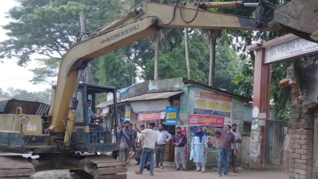 কাহালু হাসপাতালের সামনে অবৈধ স্থাপনা উচ্ছেদ করলেন এসিল্যান্ড