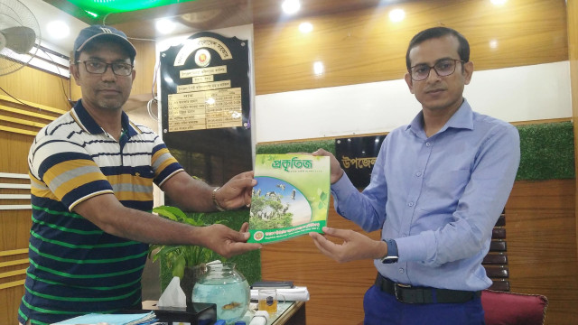 কাহালুর ইউএনও কাওছার হাবীবকে বিবিসিএফ এর “প্রকৃতিজ”সংকলন প্রদান