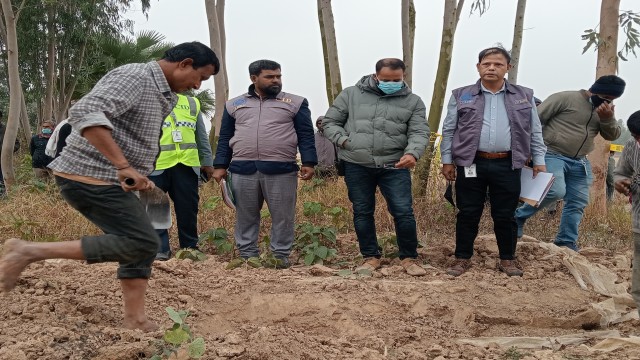 নবাবগঞ্জে প্রায় ৫ মাস পর শহিদ আশিকুলের মৃতদেহ কবর থেকে উত্তোলন 