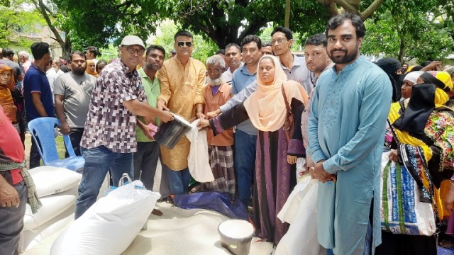 সান্তাহার ইউনিয়ন পরিষদে ভিজিএফের চাল বিতরণ