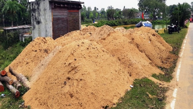 আদমদীঘিতে নাগর নদীর তলদেশ থেকে উত্তোলন করা বিপুল বালু জব্দ