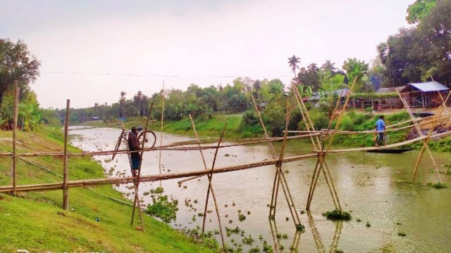 নড়াইলের সরশপুর এলাকায় মানুষের পারাপারের শেষ ভরসা চিত্রা খালের ওপর নির্মিত বাঁশের সাঁকো।