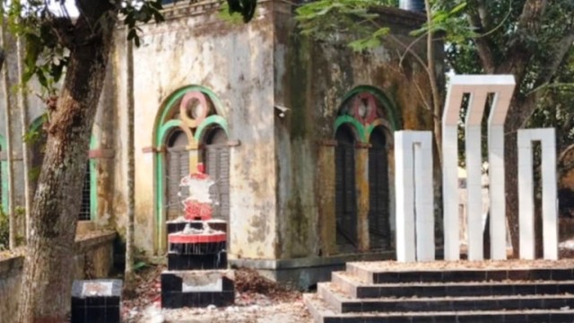 নড়াইলে গণঅভ্যুত্থানে নিহত ছাত্রনেতা সুব্রত সাহা মানিকের স্মৃতিস্তম্ভ ও চয়ন মল্লিকের ম্যুরাল ভাঙচুর