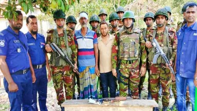 নড়াইলে প্রতিপক্ষের হামলায় যুবক নিহত,অস্ত্র ও গুলিসহ আটক ২ অতিরিক্ত পুলিশসহ সেনাবাহিনী মোতায়েন