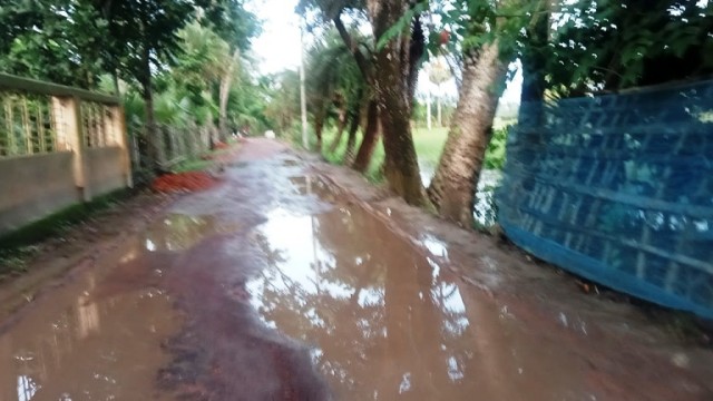 নয় সড়কের কাজ বন্ধ,খোঁজ নেই ঠিকাদারের