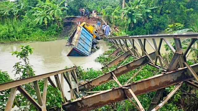 পিরোজপুরে ব্রিজ ভেঙে খালে,তিন দিনেও শুরু হয়নি মেরামত