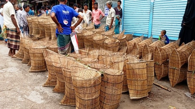 বর্ষার শুরুতেই ক্রেতা-বিক্রেতায় মুখর শতবর্ষী চাইয়ের হাট