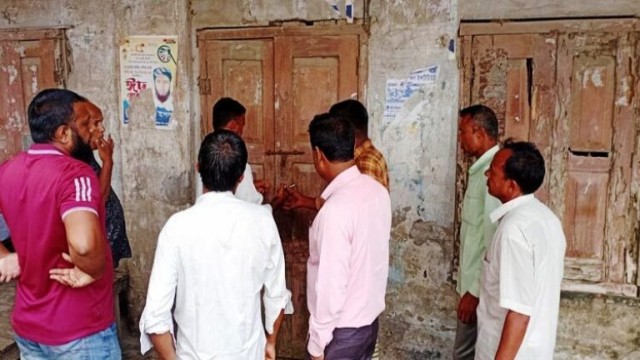 ভিজিডির বরাদ্দে দুর্গন্ধযুক্ত চাল,গুদামে তালা উপকারভোগীদের